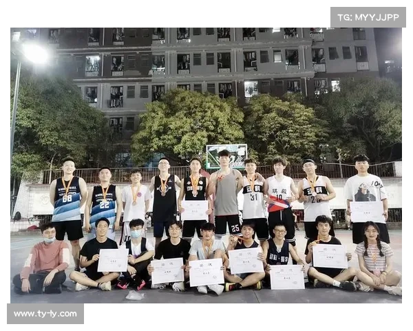 河源三人篮球联赛参赛队伍合影留念，记录精彩瞬间